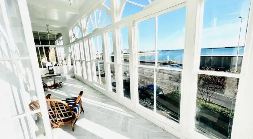 Flat 4 Marine Parade House, 1 East Cliff- Next to Dover Port, White Cliffs, Beach, Castle - Image 1