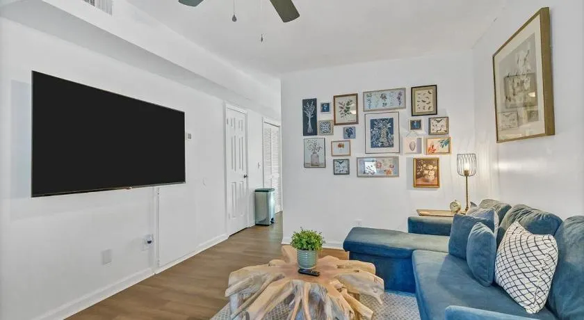 Chic & Modern 2BD Near CAE - Image 1