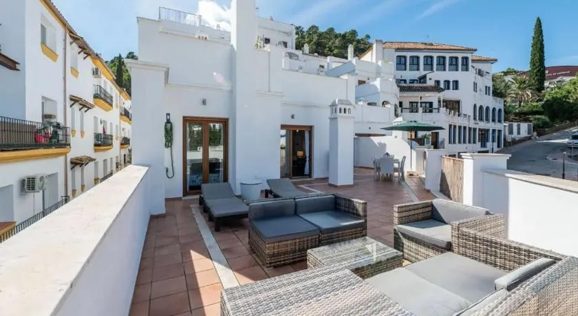 Voll ausgestattetes Apartment mit Pool und Terrasse | Bergblick | Perfekt für die Arbeit von Zuhause - Image 1