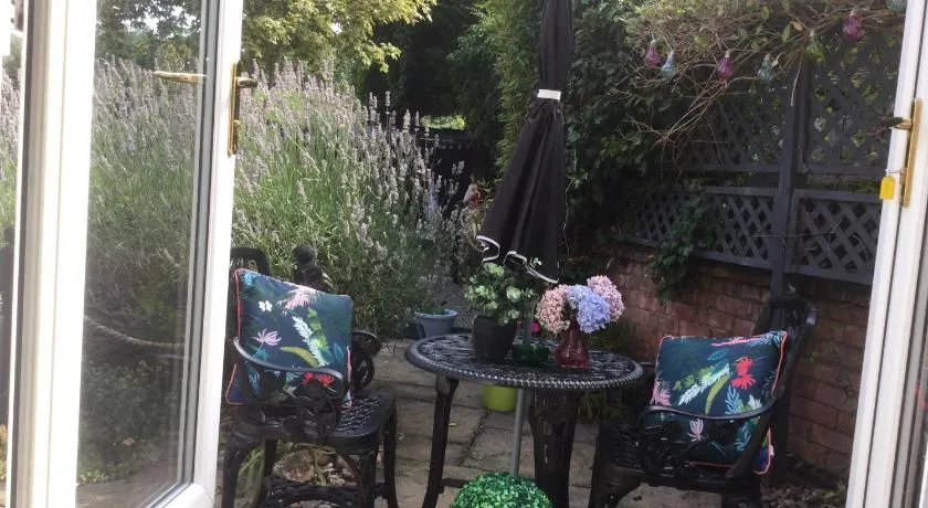 Oakleigh 1 bed ground floor garden view apartment FREE ONSITE PARKING - Image 1