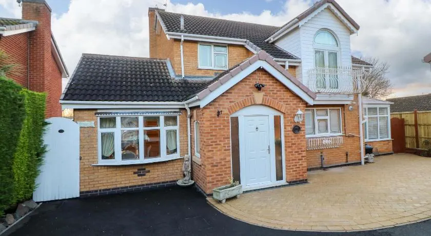 Ivys End Boutique Chic Manor Cottage Elegant & Sophisticated Retreat in Loughborough offering 3bedrooms - Image 1