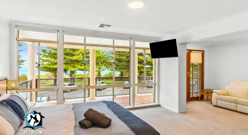 Luxury Ocean Front 3BR Home in Central Victor - Image 1