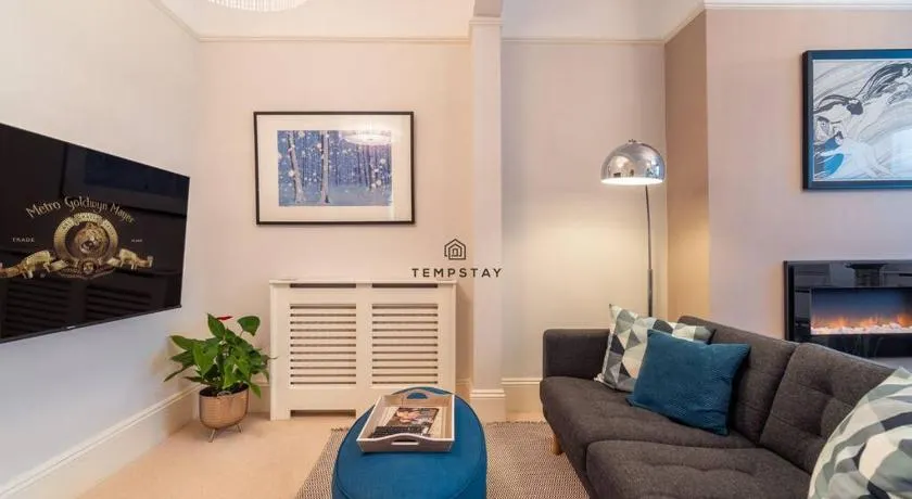 5 MIN TO CASTLE & SHOPS - CHARMING CHARACTER HOME - By Tempstay - Image 1