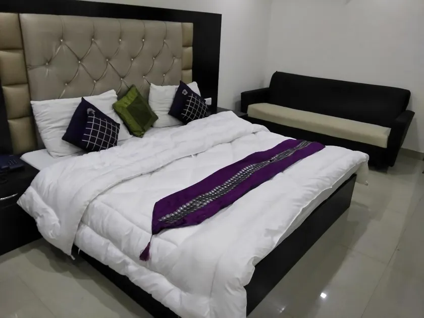 Hotel Vishesh Continental - Image 1
