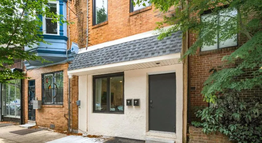 2br in Heart of Queen Village Walk To Everything - Image 1