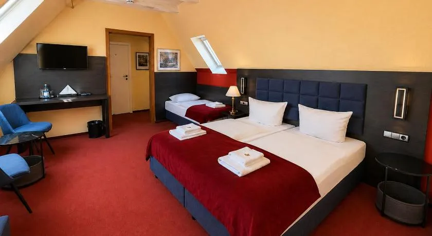 Hotel Schwarzenbek - Image 1