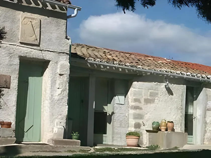 Ecuries Sainte Croix - Image 1