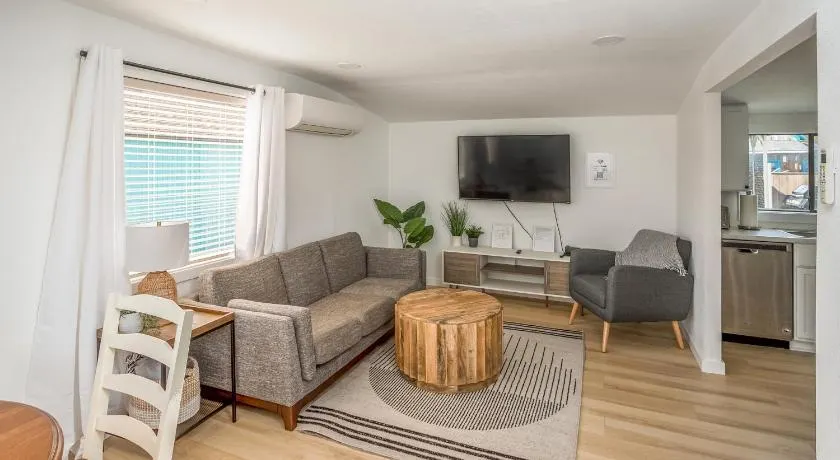 Cozy 2 Bedroom Home, Private Backyard with Hot Tub - Image 1