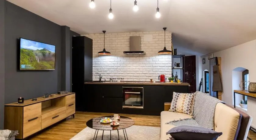 Squirrel Apartment - Image 1