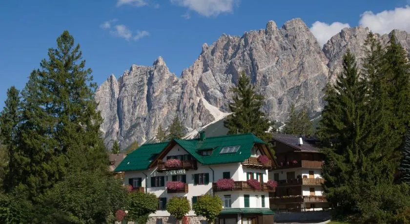 Hotel Oasi - Image 1