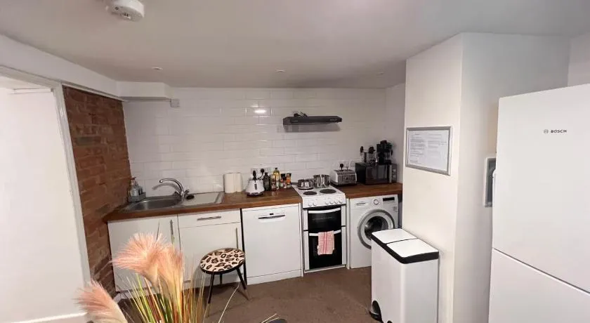 Central Cheltenham, Self Contained Flat, Sleeps 4, Private basement flat with full kitchen, ideal for shopping, races, festivals or short city breaks, Free Parking available by reservation only, limited spaces - Image 1