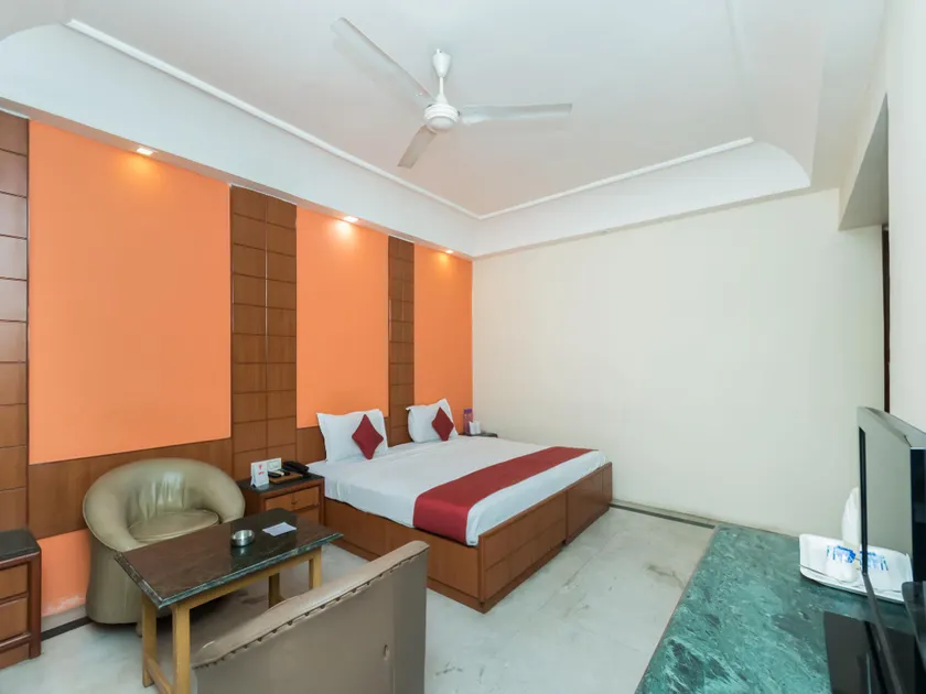 9182 Kings Crown Hotel - Image 1