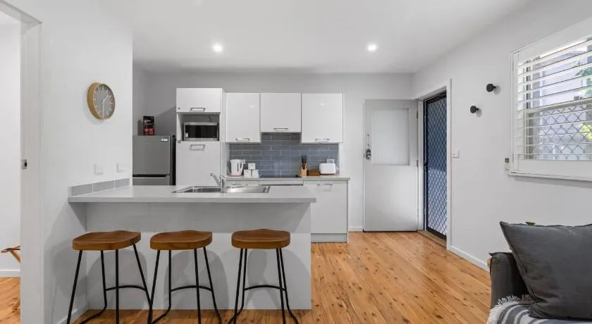Beach & Brew-Modern 1-Bedroom in Trendy Merewether - Image 1