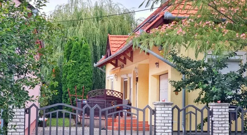 Balaton-parti Kertes Nyaraló - Image 1