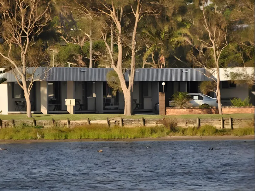 Archy's on the Lake - Image 1
