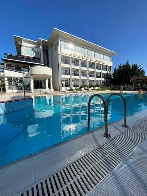 Lake Life Hotel - Image 1