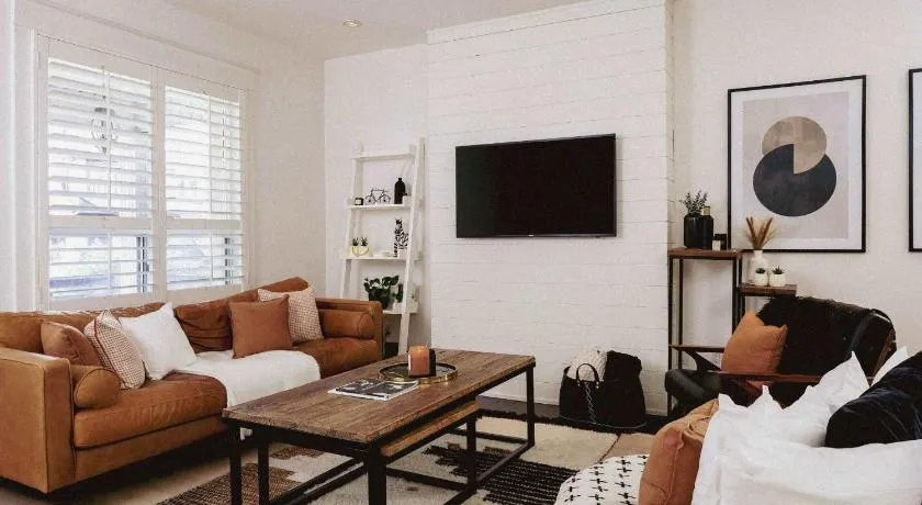 Stylish 3BR Home with Office Deck & Parking - Image 1