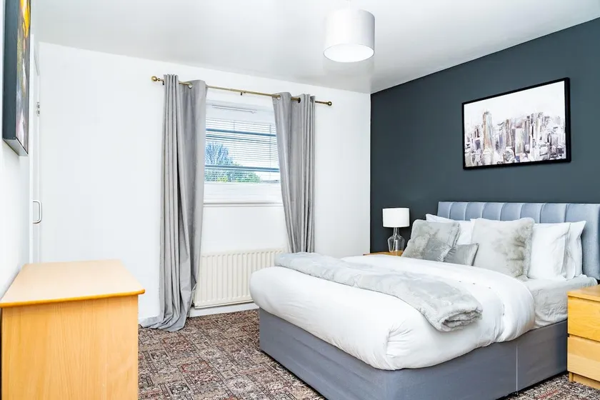 Elegant 5Bed Home, Parking, City Centre, Sleeps 10 - Image 1