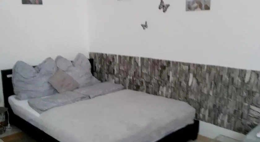 Schöne Studiowohnung, renoviert, zentrale Lage - Image 1