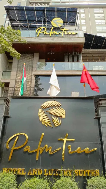 Palm tree hotel - Image 1