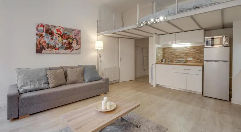 Grand studio mezzanine, Proche port, Wifi fibre - Image 1