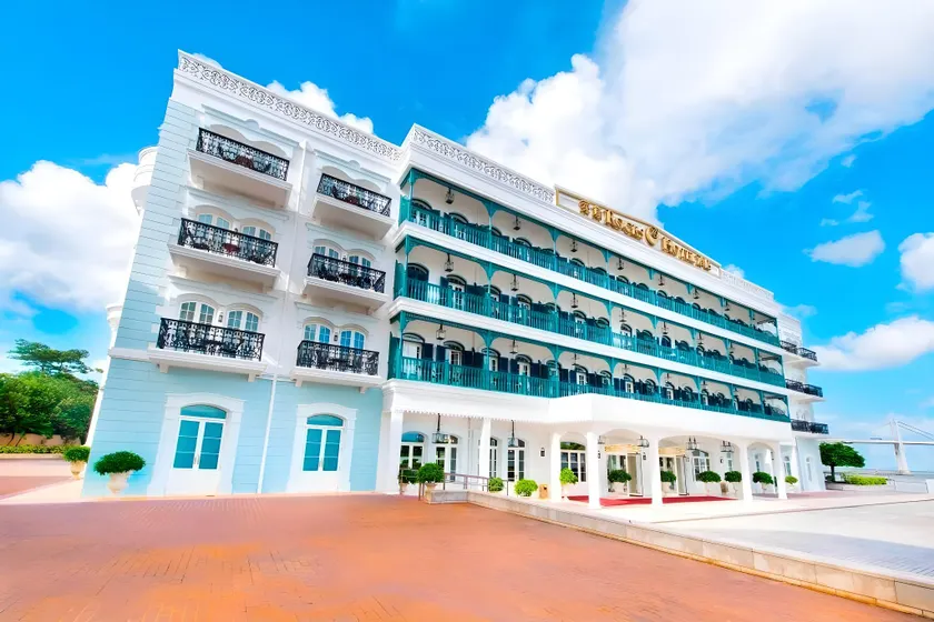 Rocks Hotel - Image 1