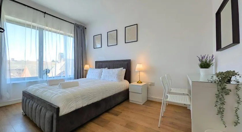 Stylish Rooms Near Airport & City Centre Parking - Image 1