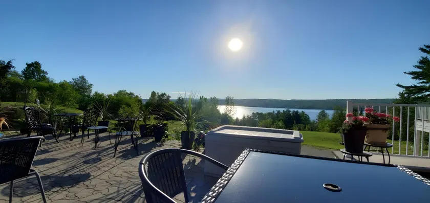 Au Sommet du Lac Magog - Image 1