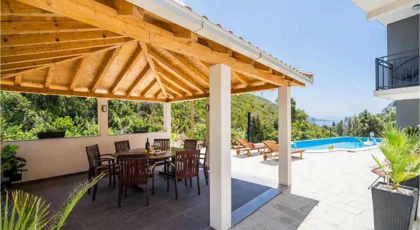 Luxurious Home In Trstenik - Image 1