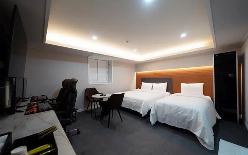 NINE HOTEL - Image 1