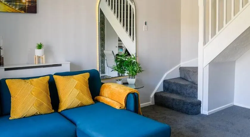 Stylish Two-bed House Birmingham with Parking - Image 1