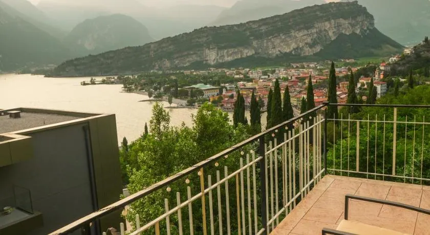 Panoramic Lake View Apartment - Image 1