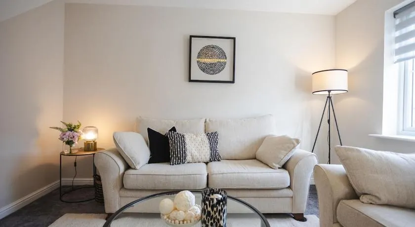 Stylish 3BR Apartment Newport Near M4 Free Parking on site - Image 1
