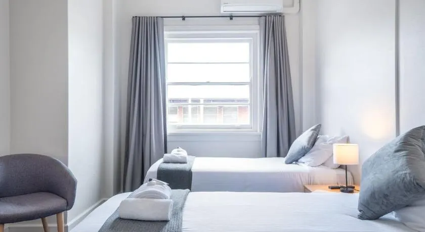 Sydney Junction Hotel - Image 1