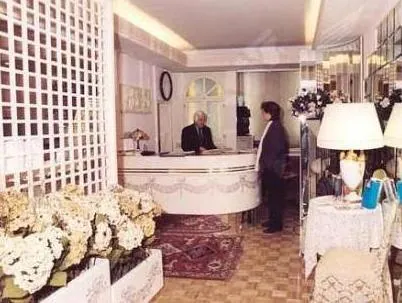 Residenza Due Torri check in presso HOTEL CENTRALE Vicolo Cattani 7 - Image 1