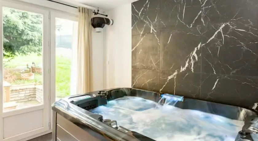 LE CHILL Suite & SPA (Jacuzzi et Sauna privés) - Image 1