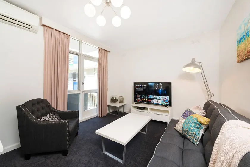 King Bed and Parking Walk to St Kilda Beach - Image 1