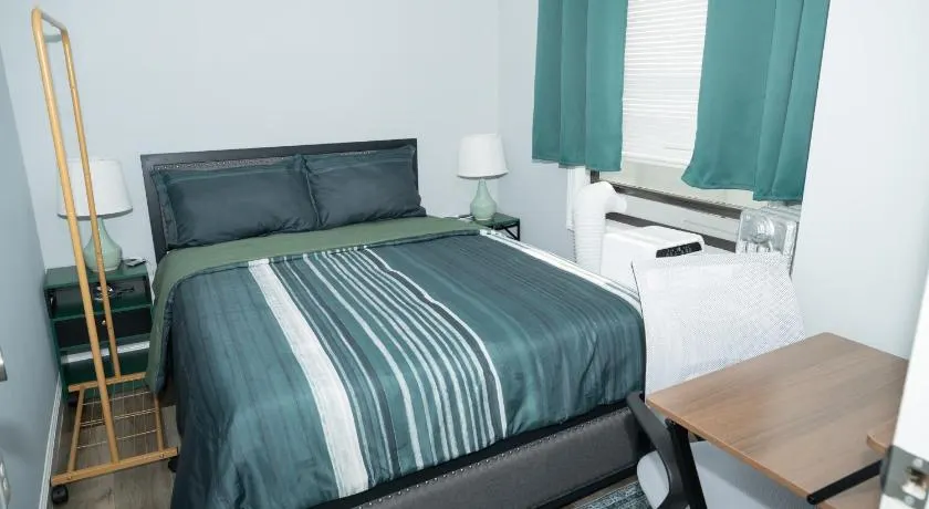 Emerald Room at Brighton Beach 2Min Walk to Ocean n Subway Chic Stay - Image 1
