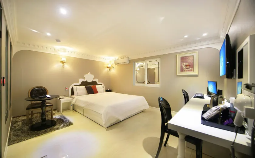 Gurye Mari Hotel - Image 1