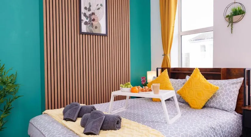 Stylish 3 Bedroom Sea View Apartment -Free Parking- Sleeps 9 - Image 1
