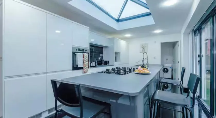 Group-Friendly Home near Manchester with Hot Tub and Private Cinema Room - Image 1