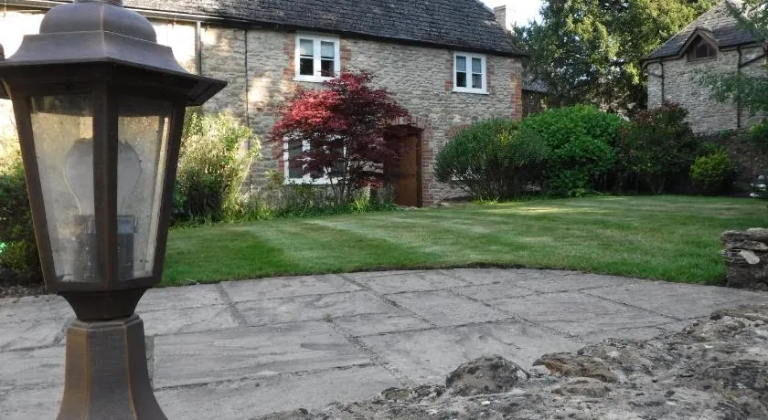 2 Vicarage Lane - Image 1