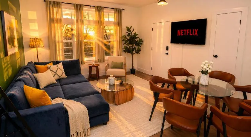 Chicago 3BR King Beds Sleeps 8 Near Humboldt Park - Image 1