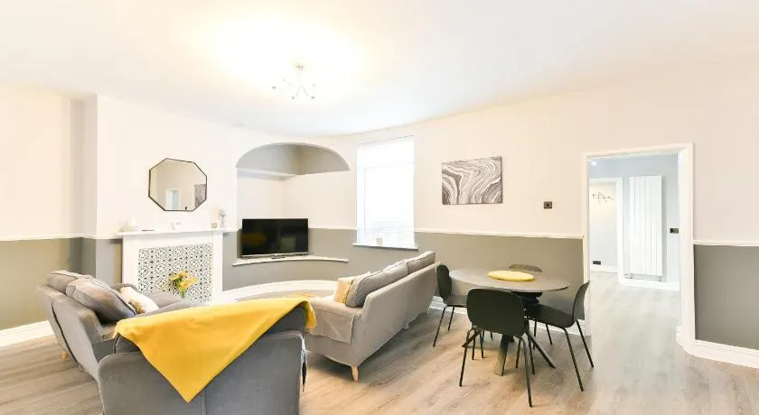 4 Bedroom, 2 bathroom house - Free Parking - Image 1