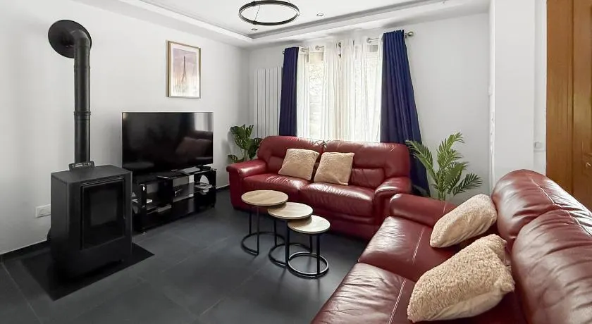Maison spacieuse avec jardin et parking privé - Image 1