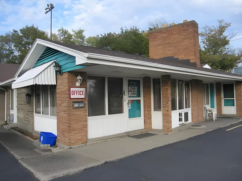 River Inn by Niagara Falls - Image 1