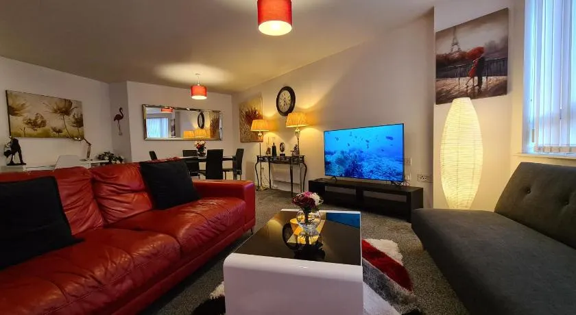 Cozy 2BD & 1BA City Centre Luxury with Free Parking - Image 1
