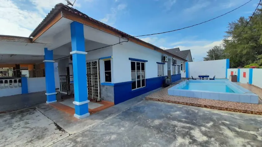HOMESTAY TEPI PANTAI CRYSTAL BAY - Image 1