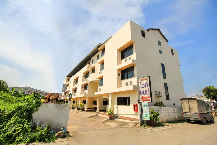 OYO 383 White inn hotel - Image 1