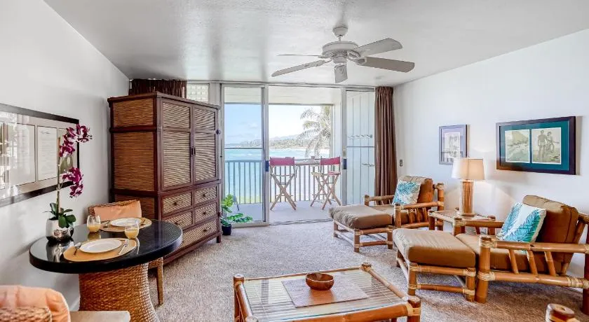 Charming Wailua Bay View Oceanfront Top Floor With an Amazing View! - Image 1